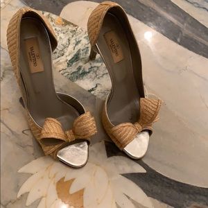 Straw Valentino bow heels